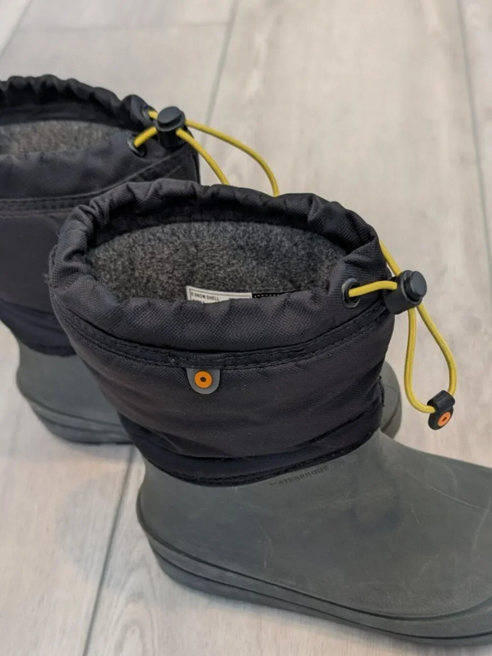 Bogs K Snow Shell Waterproof Winter Boots Olive Green Black Size Youth 2